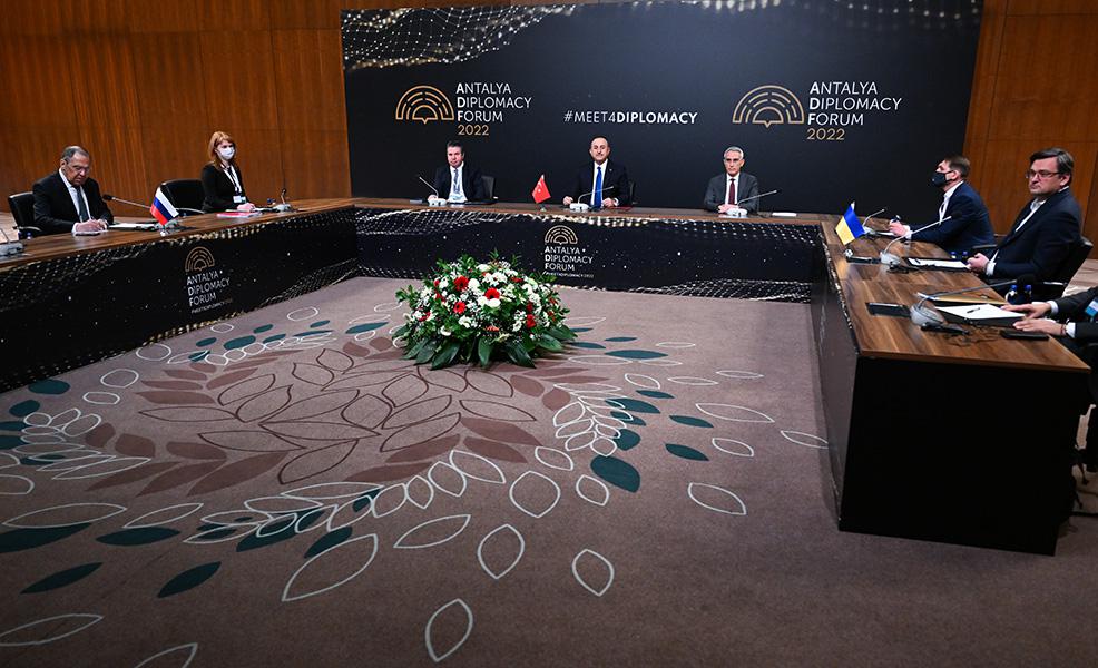 Главы МИД России, Турции и Украины&nbsp;Сергей Лавров, Мевлют Чавушоглу&nbsp;и Дмитрий Кулеба&nbsp;во время переговоров в Анталье, март 2022 года