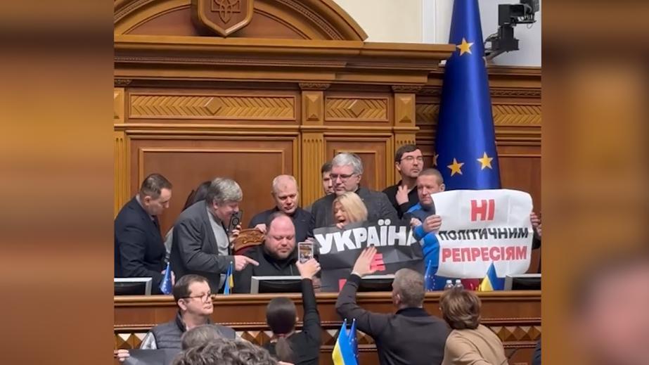 Сторонники Порошенко заблокировали трибуну Рады после введения санкций