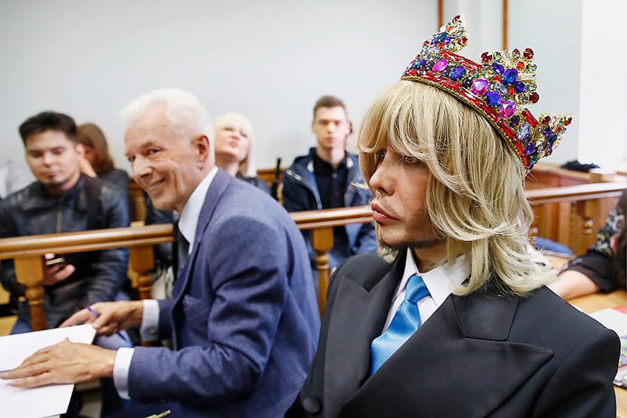 Сергей Зверев и его адвокат Михаил Бирюков в Мосгорсуде во время рассмотрения апелляции на штраф в 15 тыс.&nbsp;руб. за нарушение правил одиночного пикета на Красной площади, 28 июня 2019 года